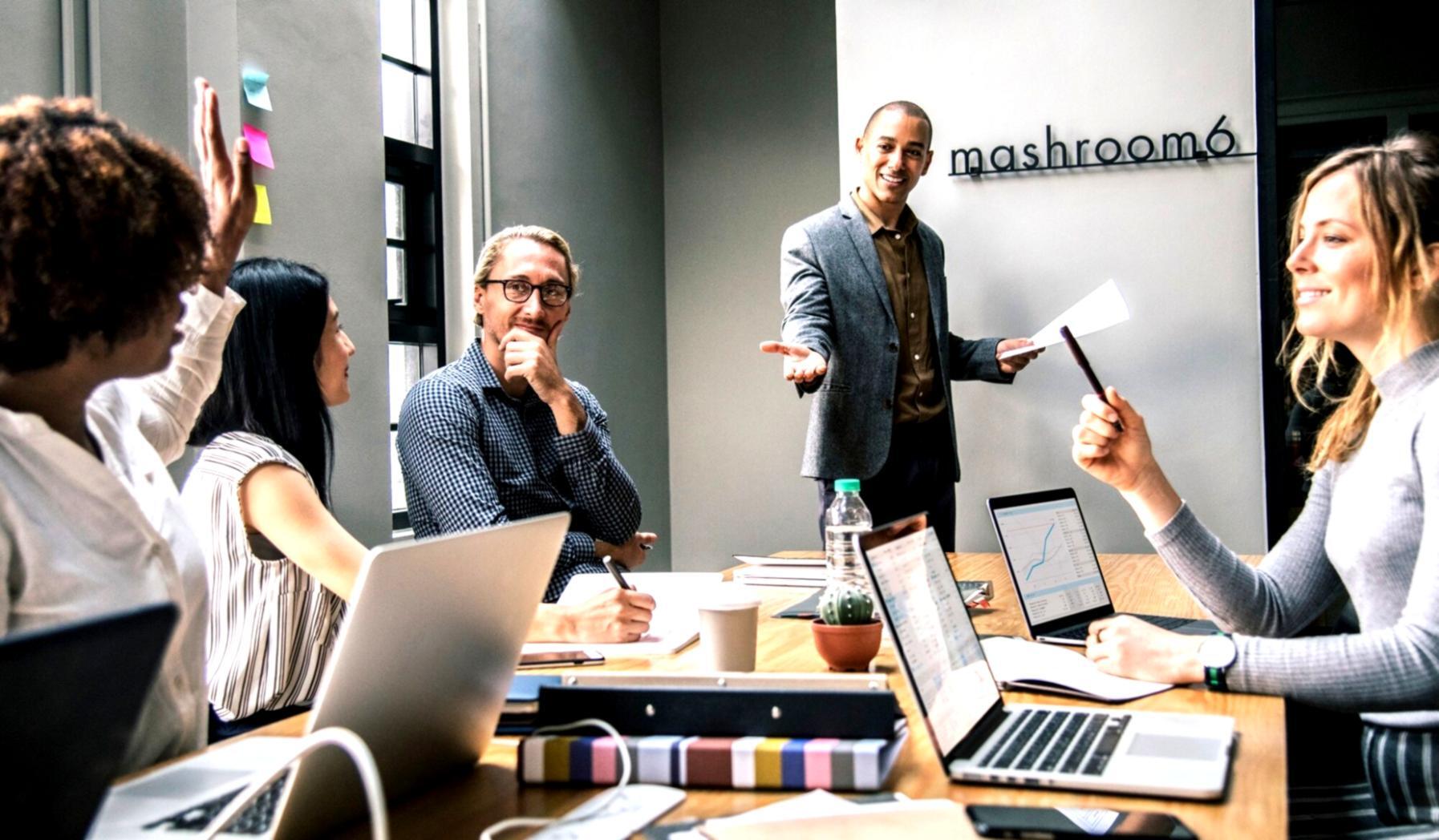 Profesionales financieros analizando datos y desarrollando estrategias de categorización