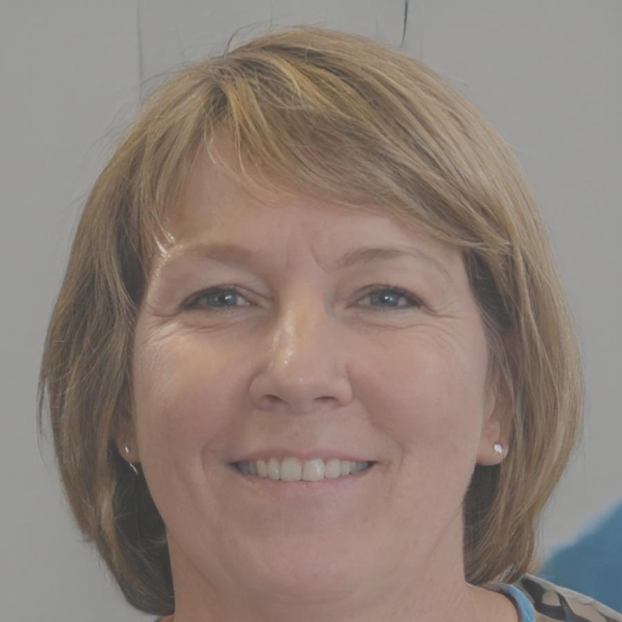 Retrato profesional de Esperanza Llorente, especialista en educación financiera