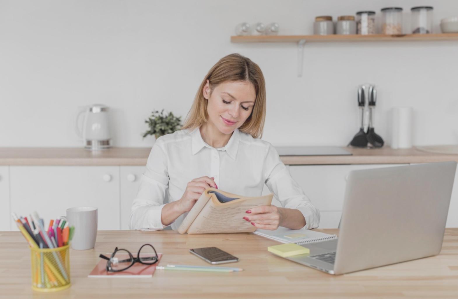 Consultoría financiera personalizada en oficina moderna